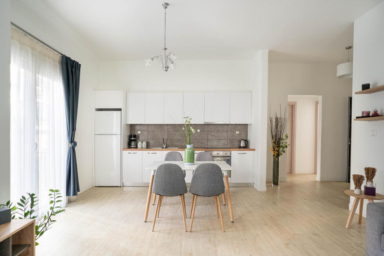 Three-Bedroom Apartment,1160650392:JPEG
